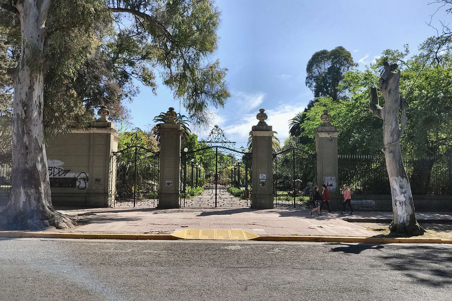 Portón de acceso del ex Zoológico de La Plata, cerrado