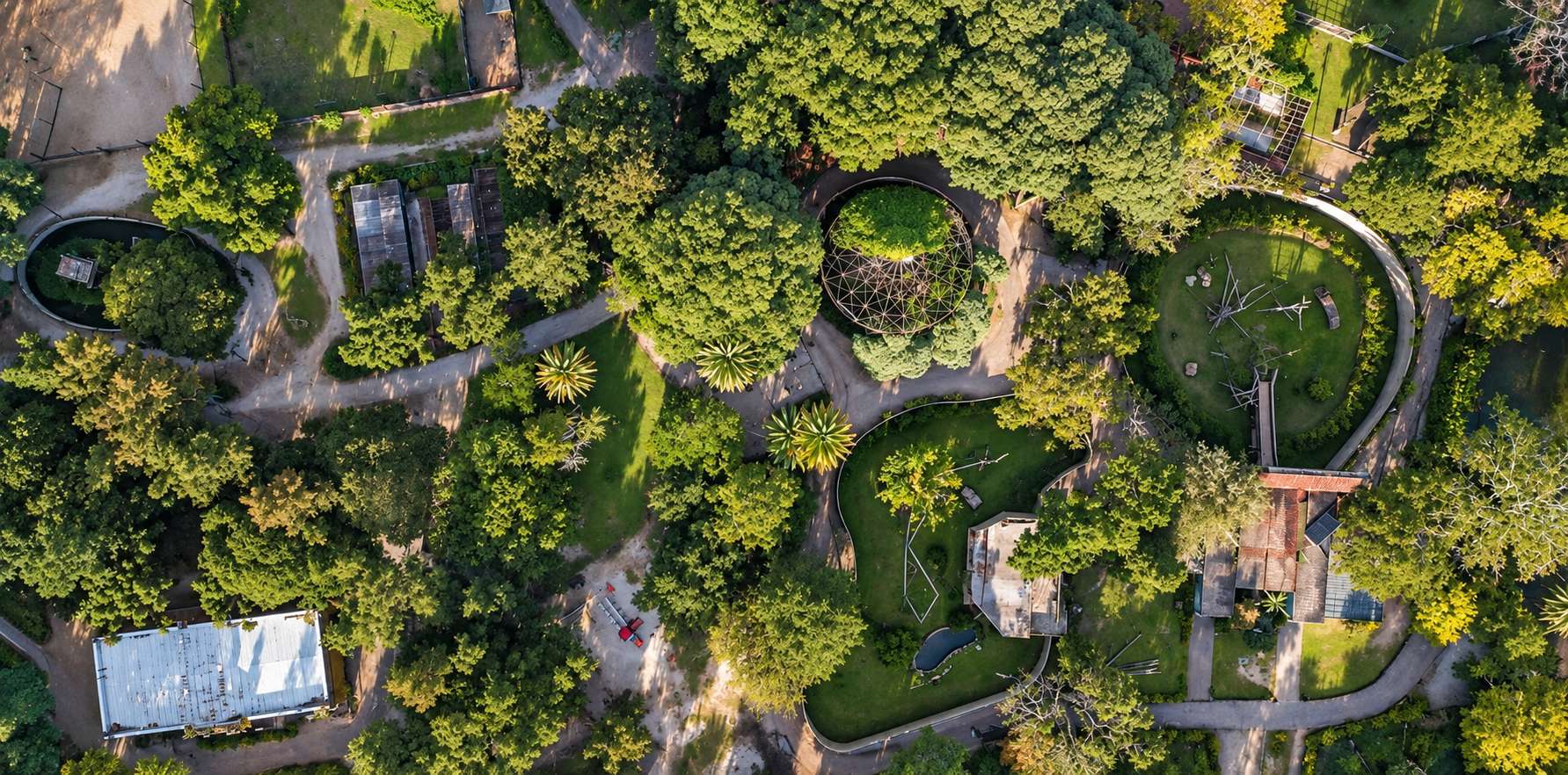Vista aérea ilustrativa del parque con recorridos